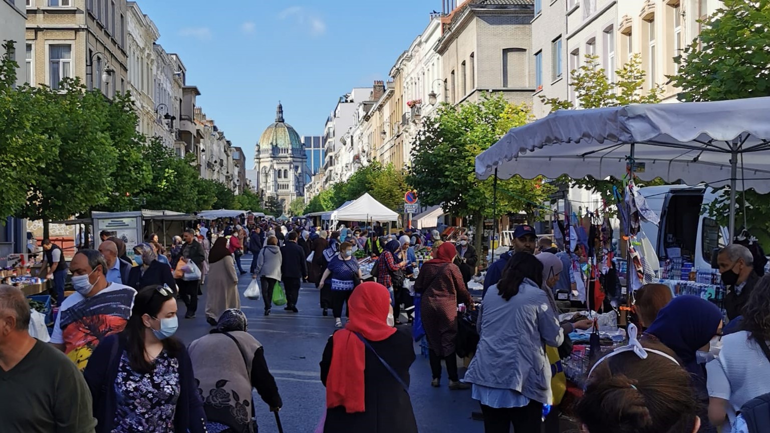 Marché du vendredi à Schaerbeek : il faut une solution immédiate pour les marchandset les habitants